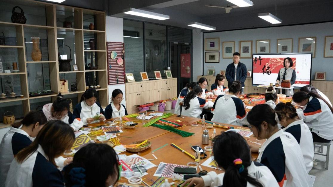 为非遗“添彩”，为青春“赋能”：江苏建院的文化育人新实践